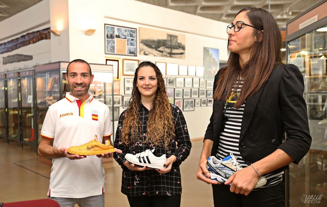 Tres Deportistas Eldenses Donan Sus Zapatillas Al Museo Del Calzado