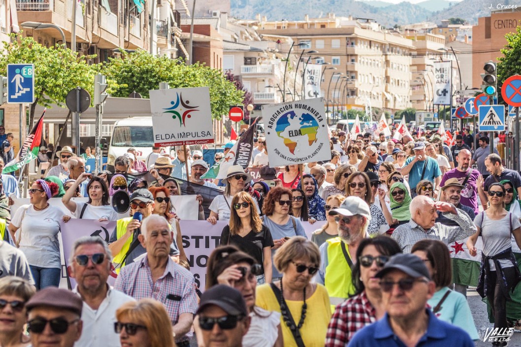 Cientos De Personas Se Manifiestan El De Mayo Sin Lucha Organizada