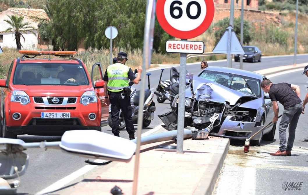 Una conductora herida tras invadir el sentido contrario y empotrar su coche contra una farola Una conductora herida tras invadir el sentido contrario y empotrar su coche contra una farola