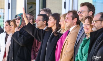 La reina Letizia es recibida por cientos de personas en Petrer