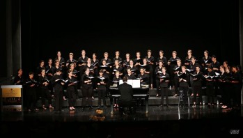 La actuaci&oacute;n del coro de ni&ntilde;os franceses deleit&oacute; al p&uacute;blico del Teatro Castelar 