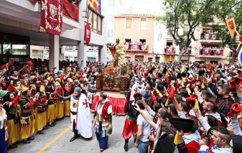 Petrer vive las fiestas de Moros y Cristianos "con una enorme participaci&oacute;n y sin incidentes graves"