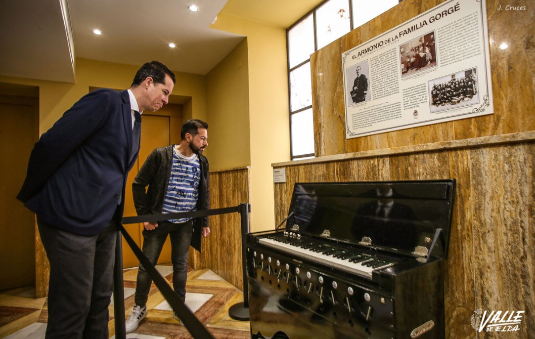 El Teatro Castelar ya luce el armonio del músico Ramón Gorgé El Teatro Castelar ya luce el armonio del músico Ramón Gorgé
