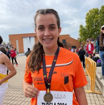 La atleta eldense Anhara Ortega gana en el campeonato nacional