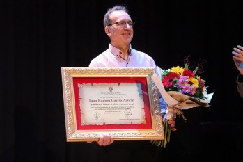 Juan Ram&oacute;n Garc&iacute;a recibe la Menci&oacute;n de honor al m&eacute;rito cultural de Petrer