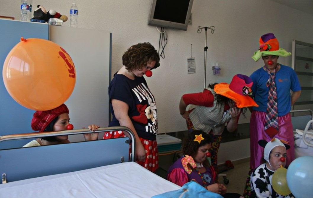 Dr. Clown lleva su sonrisa a nuevos departamentos del Hospital de Elda Dr. Clown lleva su sonrisa a nuevos departamentos del Hospital de Elda