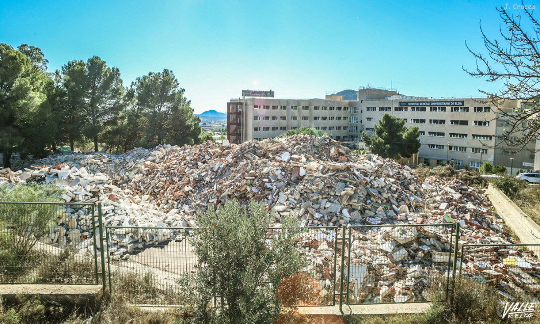 El aparcamiento del Hospital avanza con la demolición del colegio Miguel de Cervantes El aparcamiento del Hospital avanza con la demolición del colegio Miguel de Cervantes