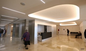 El Hospital de Elda remodela su vest&iacute;bulo