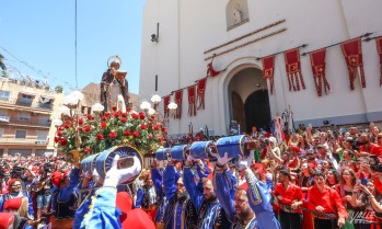 San Ant&oacute;n es acogido con cari&ntilde;o en la primera ma&ntilde;ana de Moros y Cristianos