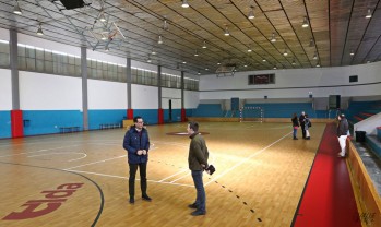 Renuevan el suelo del pabell&oacute;n de madera por 76.000 euros