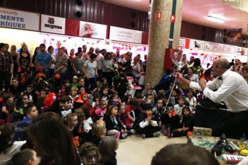 Peque&ntilde;os monstruos, brujas y vampiros invadieron el Mercado Central 