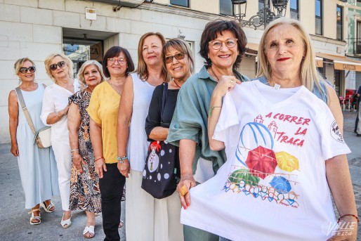 Nueve amigas dise&ntilde;an la camiseta para correr la traca en las Fiestas Mayores