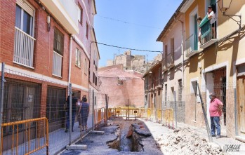 Un mes conviviendo con aguas fecales en la calle por un socav&oacute;n en Elda