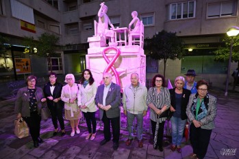 El rosa ti&ntilde;e el monumento del Zapatero para conmemorar el D&iacute;a contra el C&aacute;ncer de Mama