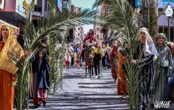 Miles de personas llenan las calles con la Procesi&oacute;n de las Palmas en el Domingo de Ramos