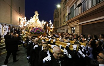 Cientos de fieles alumbran el camino de la Virgen de la Salud