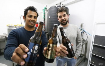 Tres j&oacute;venes eldenses recuperan una antigua bebida con miel, premiada como una de las mejores de Europa