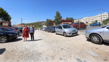 Los vecinos reclaman una soluci&oacute;n a los socavones de su calle situada junto al Hospital