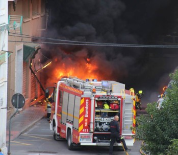 Arde un veh&iacute;culo en Elda