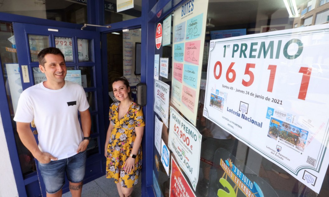 La administración "La Frontera" de Petrer reparte el primer premio de la Lotería Nacional La administración "La Frontera" de Petrer reparte el primer premio de la Lotería Nacional