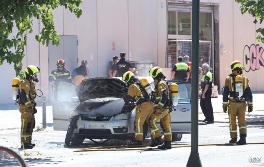 Arde un veh&iacute;culo en la Avenida del Mediterr&aacute;neo