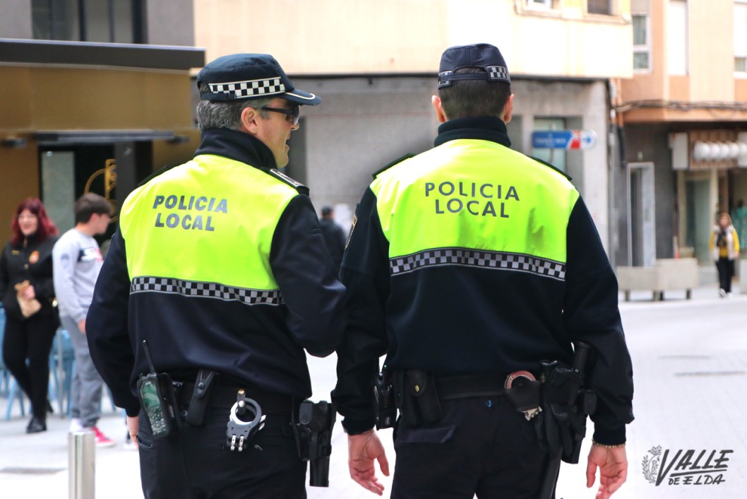 La Policía Local sanciona a un hombre por vender cachorros de perro en la vía pública La Policía Local sanciona a un hombre por vender cachorros de perro en la vía pública