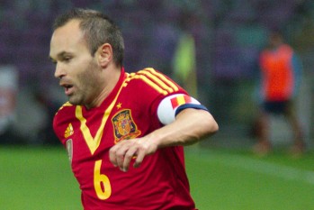 Aplazan la entrega de las botas de Iniesta al Museo del Calzado de Elda
