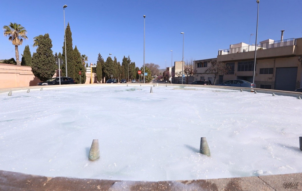 Fuente de espuma en la rotonda de los Bomberos Fuente de espuma en la rotonda de los Bomberos