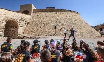 El Castillo de Elda se abre para que los escolares vean la Embajada de Moros y Cristianos