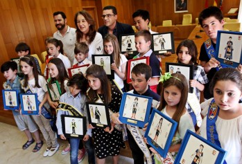 Los capitanes y abanderadas infantiles son arropados por el Ayuntamiento y la Junta Central de Comparsas de Elda