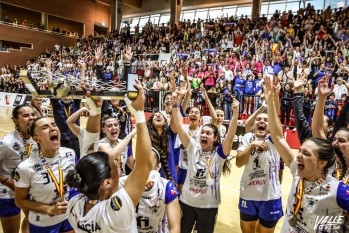 El Elda Prestigio vuelve a la Divisi&oacute;n de Honor (23-21)