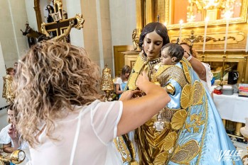 Las camareras ponen guapa a la Virgen de la Salud para sus d&iacute;as grandes