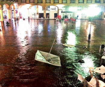 Una inesperada tromba de agua sorprende en Elda por su intensidad