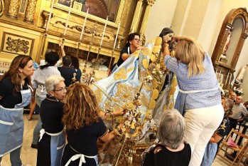 Las camareras visten a la Virgen de la Salud con su nuevo manto en uno de los actos m&aacute;s emotivos de las fiestas
