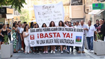 La Asociaci&oacute;n Cultural Gitana re&uacute;ne a 400 personas contra la violencia de g&eacute;nero en la Plaza Castelar