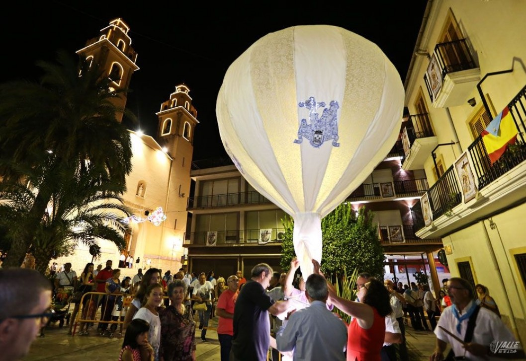 El primer globo aerostático en honor a los Santos Patronos surca la noche de Elda El primer globo aerostático en honor a los Santos Patronos surca la noche de Elda