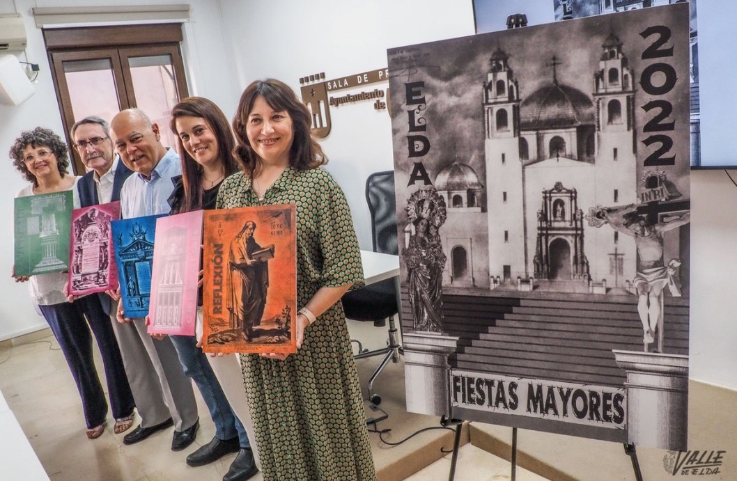 Manolo Guill realiza la portada de la revista de Fiestas Mayores Manolo Guill realiza la portada de la revista de Fiestas Mayores