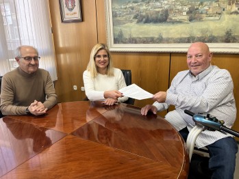 Petrer firma un convenio con AMFI para gestionar el parking del Mercado de la Frontera
