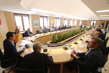 Elda da luz verde al convenio de 105.000 euros a los Moros y Cristianos