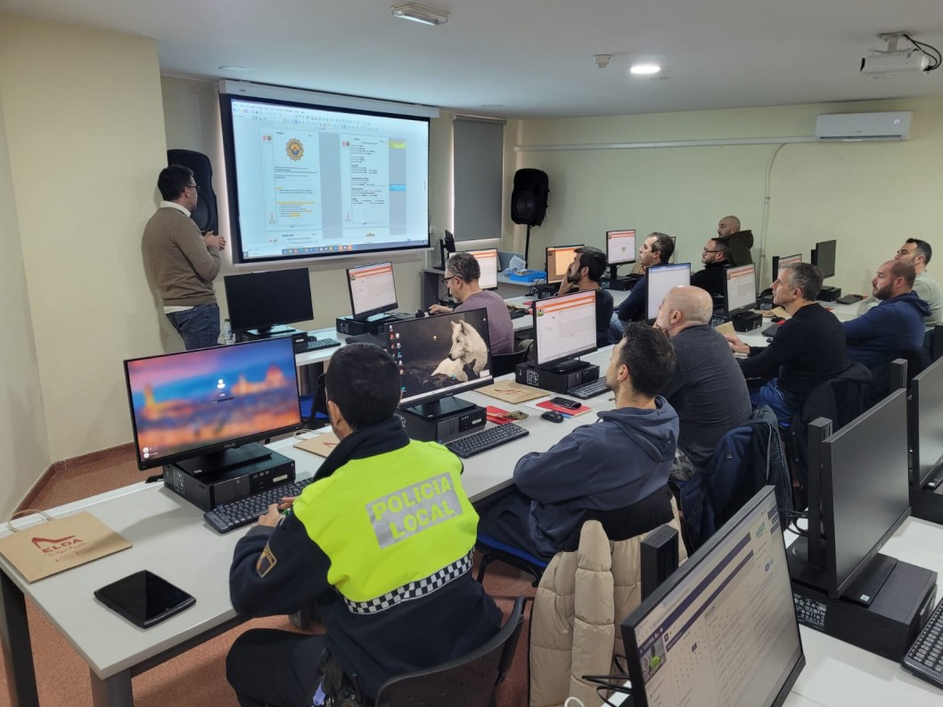 Nueva jornada de formaci&oacute;n para polic&iacute;as en Elda