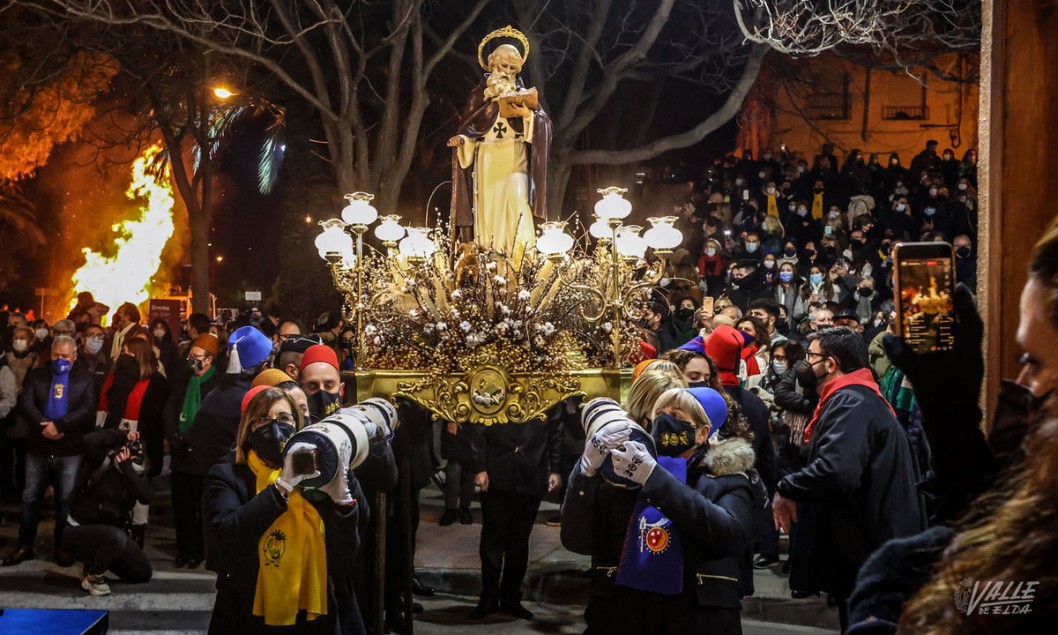 La hoguera de San Antón calentó los corazones festeros La hoguera de San Antón calentó los corazones festeros