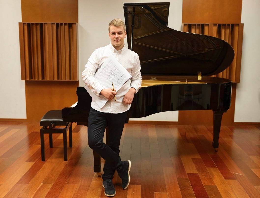 El joven petrerense David Valera compone la canción del 75 aniversario de la comparsa Labradores El joven petrerense David Valera compone la canción del 75 aniversario de la comparsa Labradores