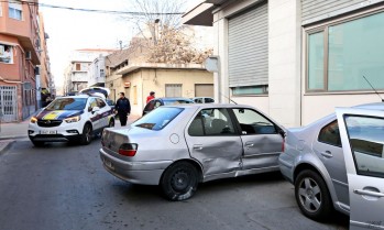 Colisi&oacute;n entre dos veh&iacute;culos en la calle Toledo de Petrer 