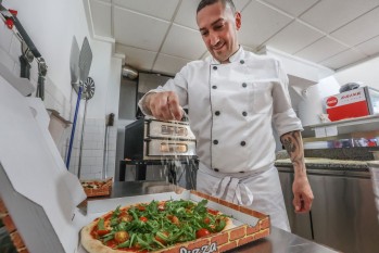 Pizzer&iacute;a Davide ofrece env&iacute;o gratuito  a los campos durante este verano