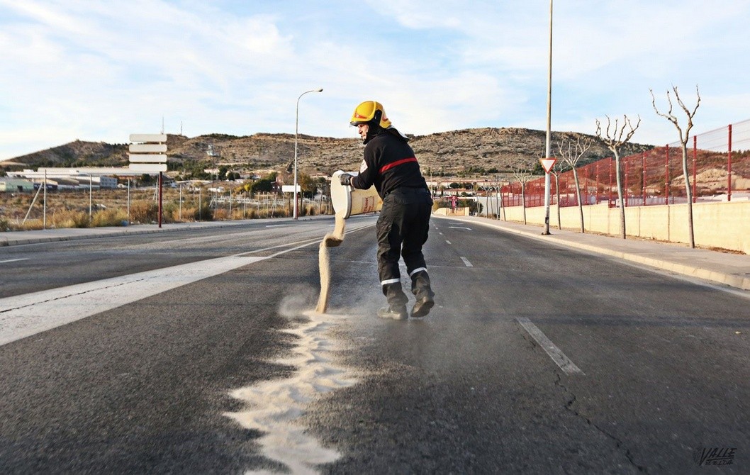 El vertido de aceite de un camión provoca varios accidentes y obliga a cortar al tráfico la avenida de la Libertad El vertido de aceite de un camión provoca varios accidentes y obliga a cortar al tráfico la avenida de la Libertad