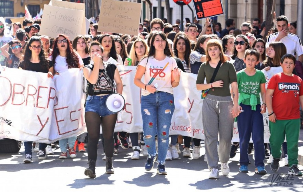 Más de 250 alumnos toman las calles de Elda y Petrer para reivindicar un cambio en Educación Más de 250 alumnos toman las calles de Elda y Petrer para reivindicar un cambio en Educación