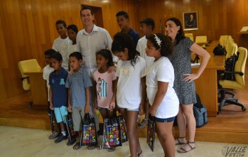 Rub&eacute;n Alfaro recibe a los ni&ntilde;os saharauis en el Ayuntamiento