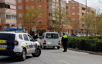 La Polic&iacute;a Local hace controles de coches para verificar el cumplimiento del estado de alarma