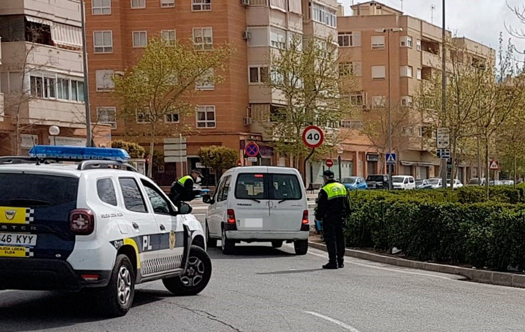 La Policía Local hace controles de coches para verificar el cumplimiento del estado de alarma La Policía Local hace controles de coches para verificar el cumplimiento del estado de alarma