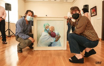 Donan al Ayuntamiento un cuadro en homenaje al personal sanitario